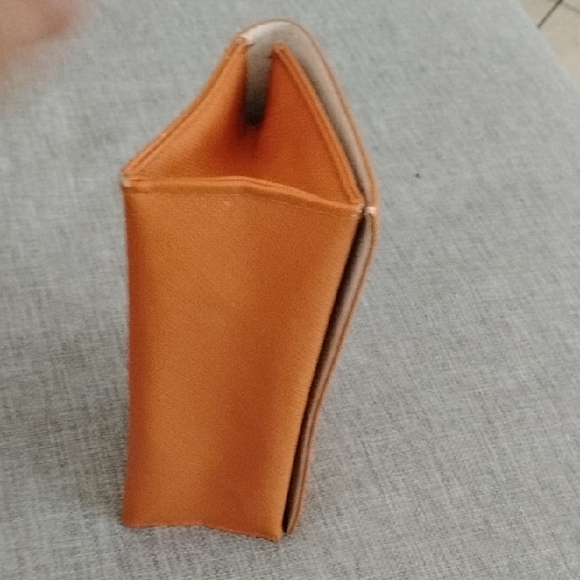 Giveaway Item Tory Burch Orange glass case with Silver Logo.Every 5lb Or 5 Bundl - Picture 7 of 12